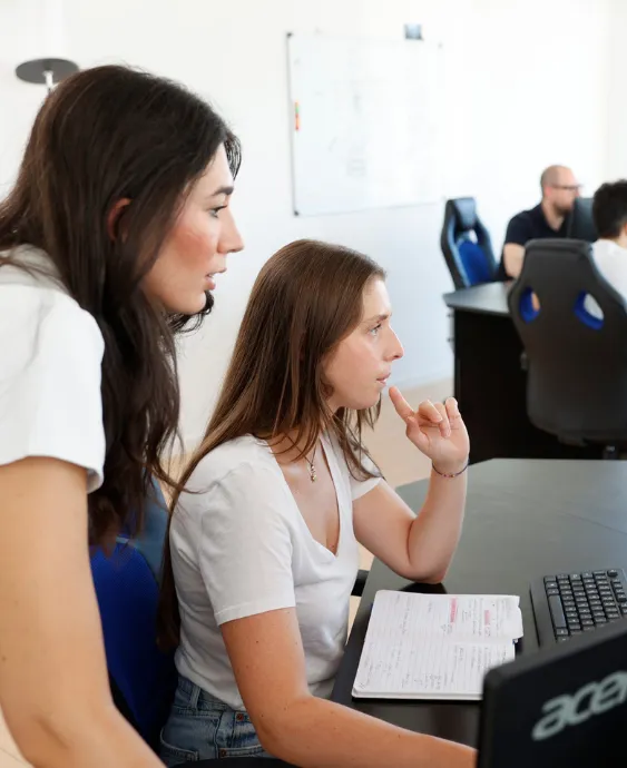 Briefing con account per definire identità visiva e tono del brand